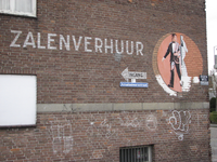 901001 Afbeelding van de muurreclame 'ZALENVERHUUR' op de gevel van het Zalencentrum Utrecht Zuid (Amaliadwarsstraat ...